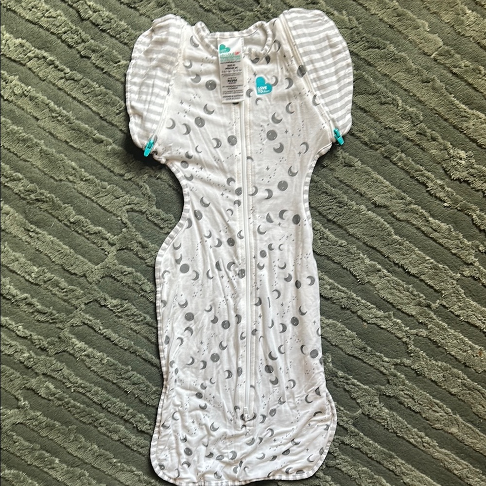 Love to Dream Transitional Swaddle with Gray Moon Pattern